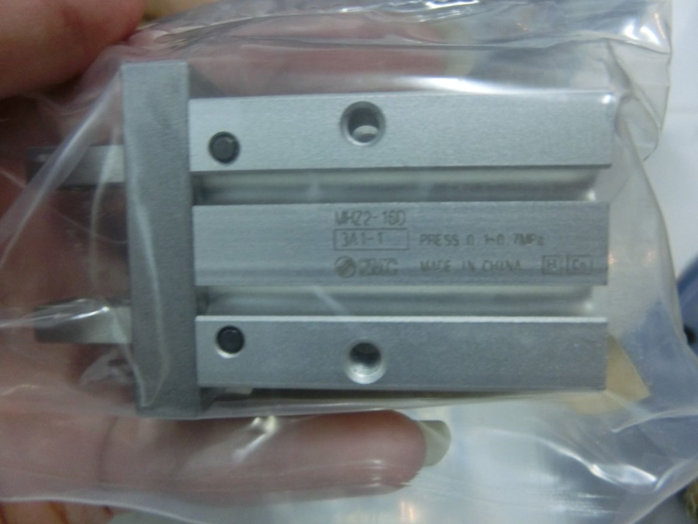 日本SMC气缸MHZ2-16D 李:157*1387*6121